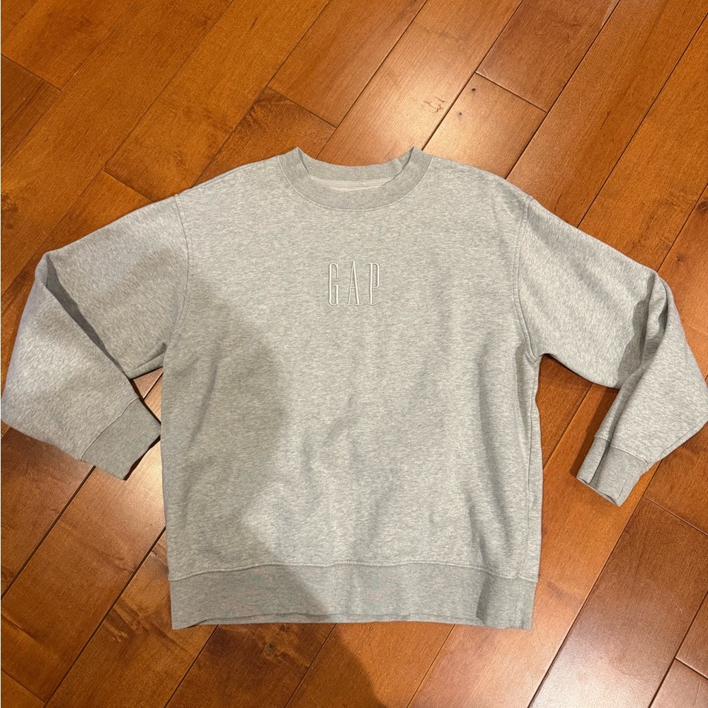GAP Men's 90s style Gap embroidered Light Gray Crewneck Sweater - Picture 2 of 7